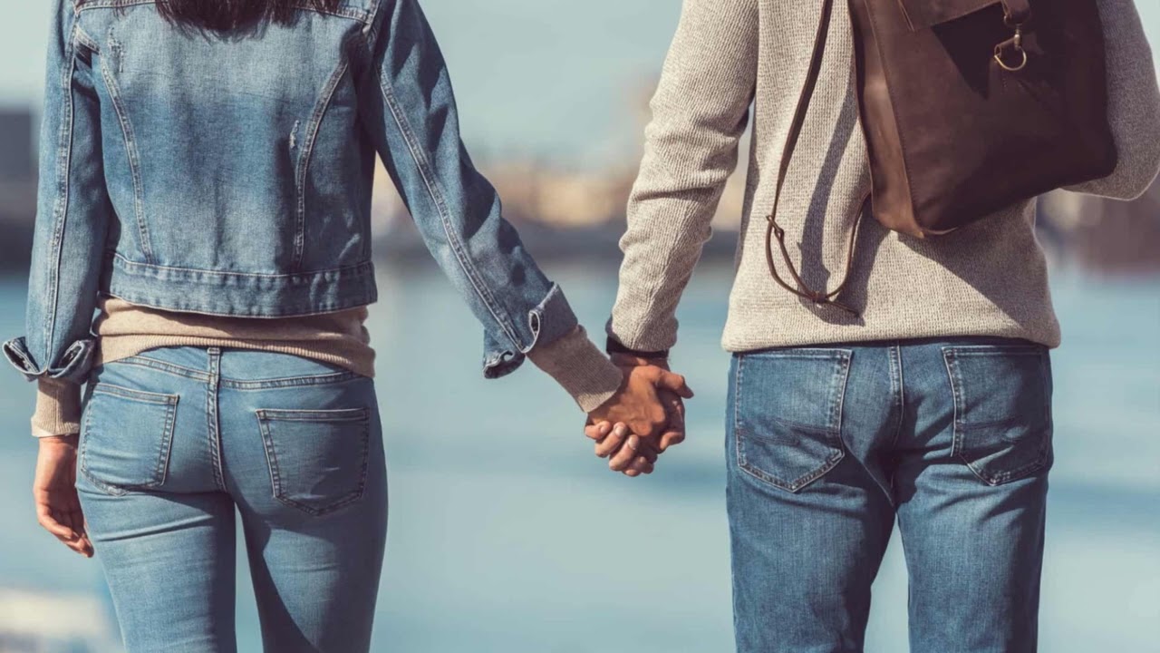 acariciar la mano de una mujer significado