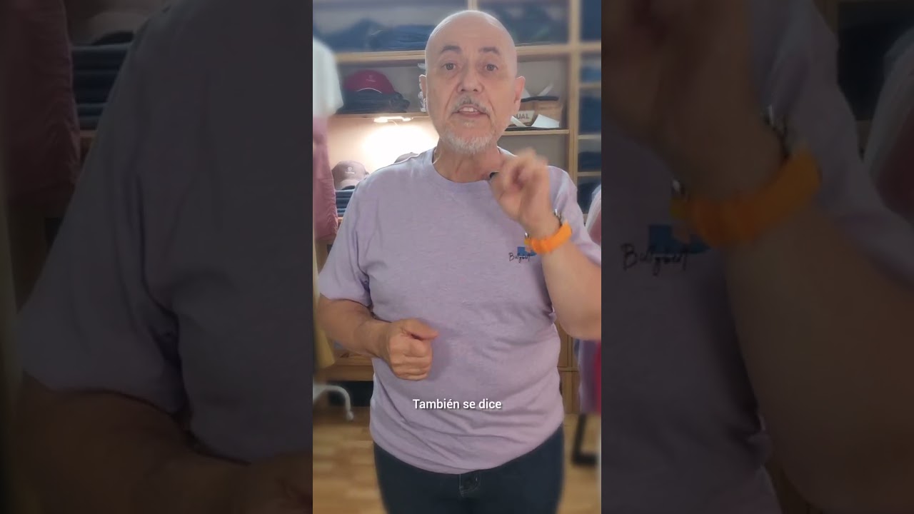 agujeros en las camisetas a la altura del ombligo