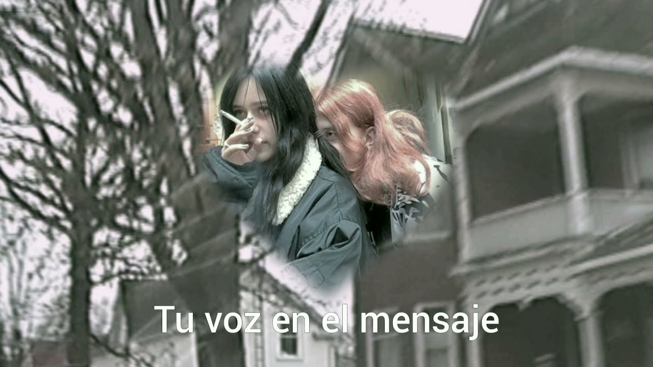 con la persona que habla o escribe