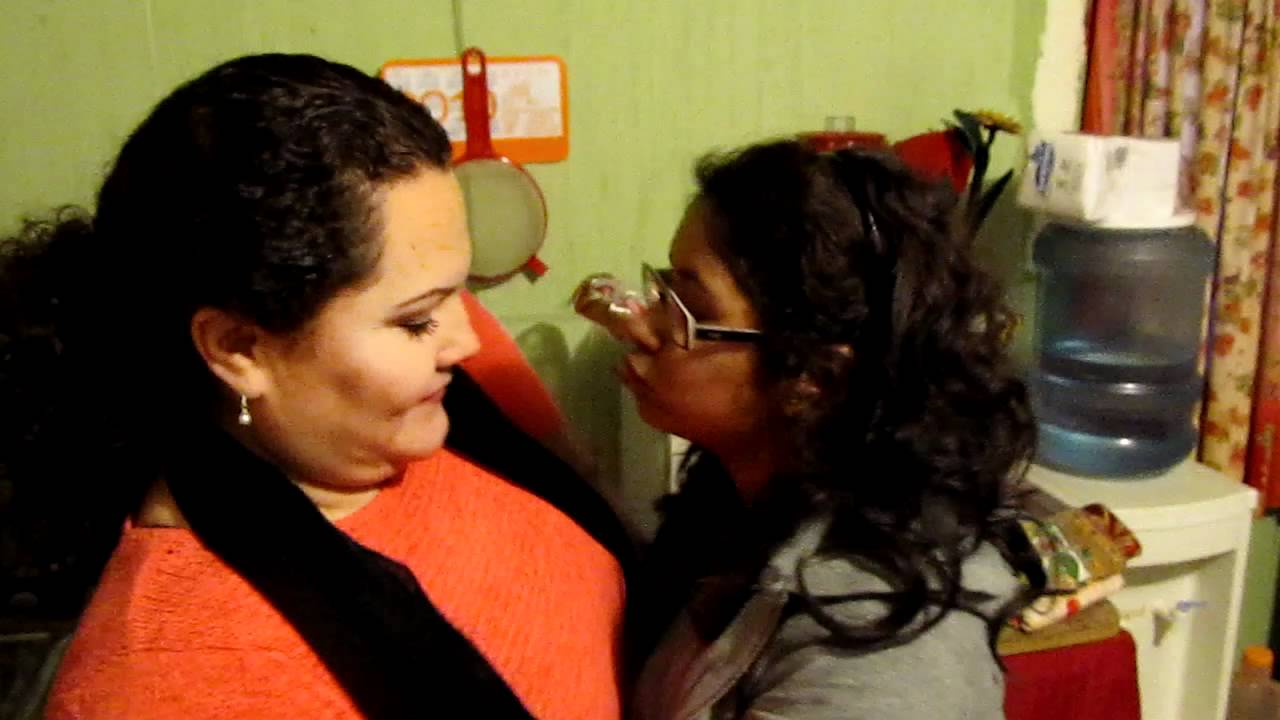 madre e hijas haciendo el amor
